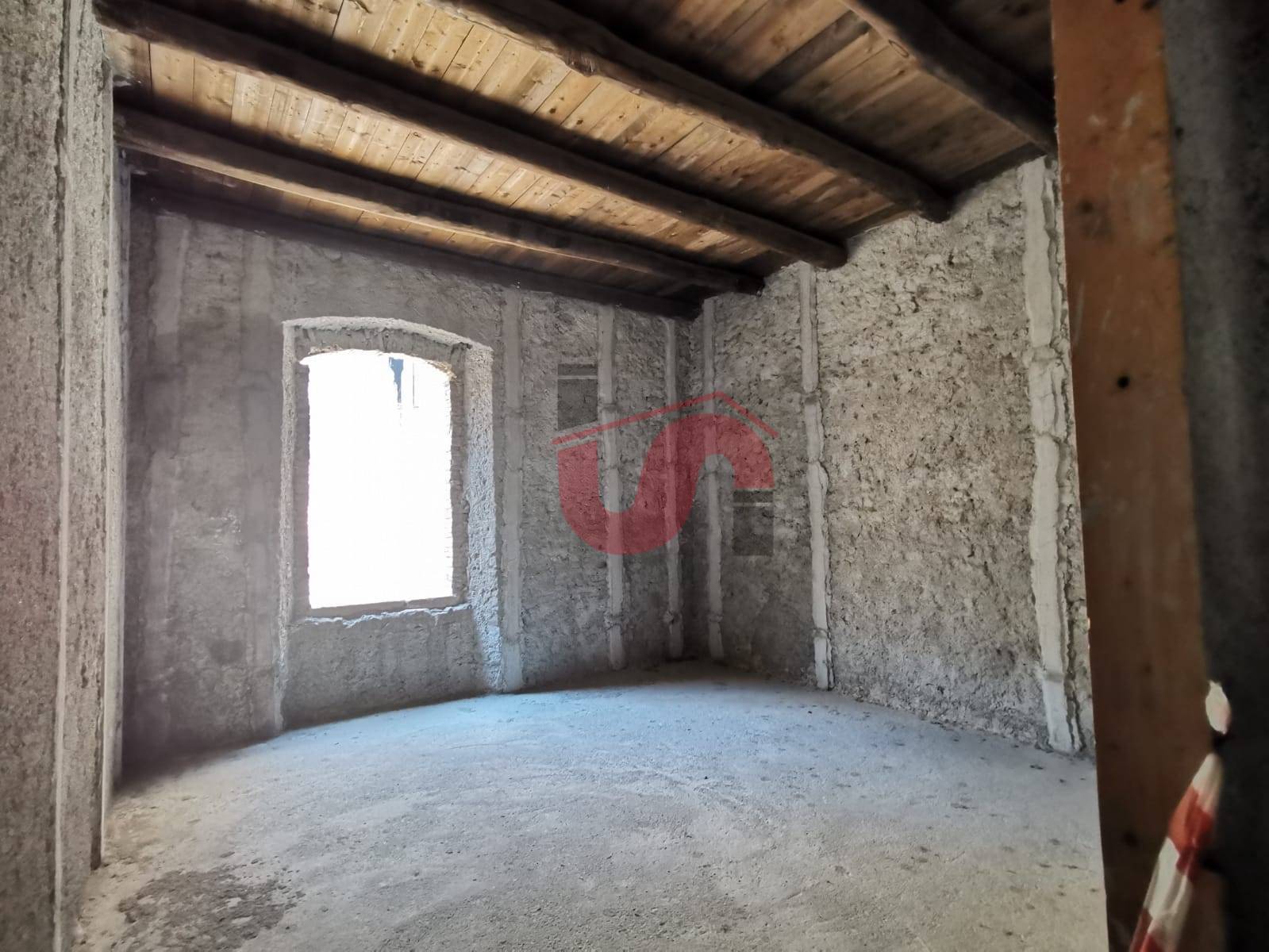 INTERO STABILE in vendita a Benevento, CENTRO STORICO