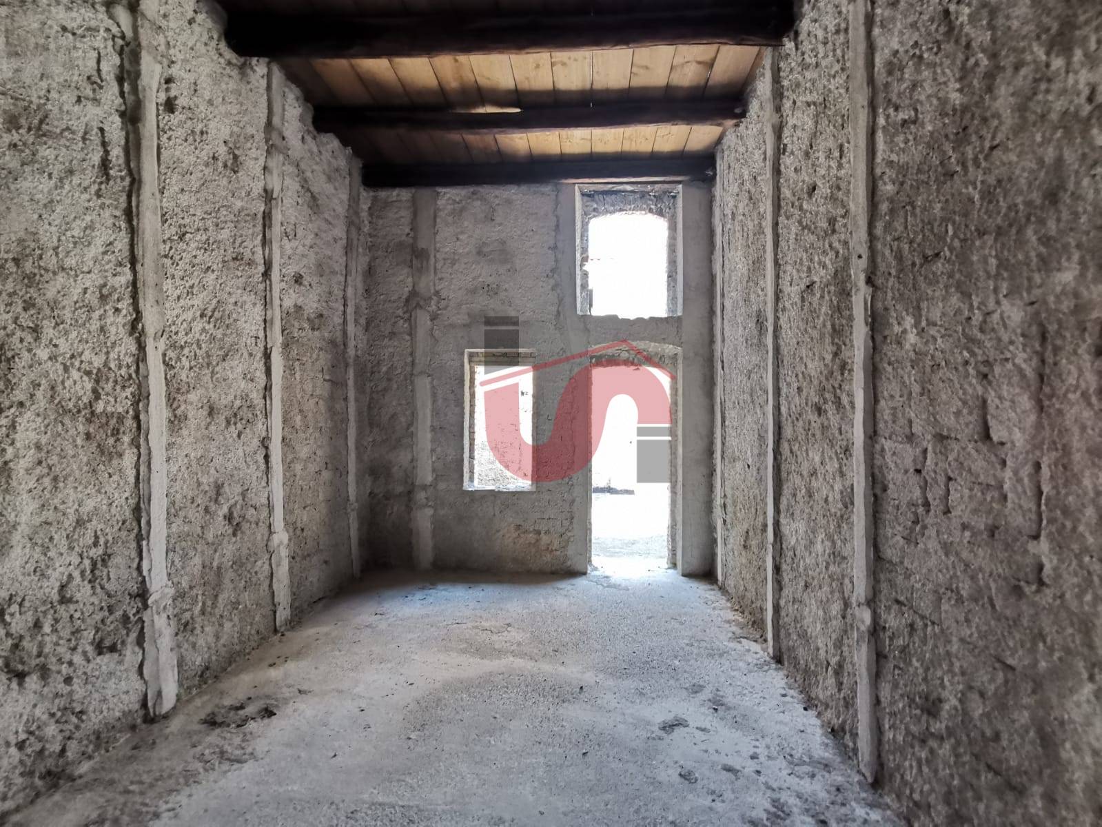 INTERO STABILE in vendita a Benevento, CENTRO STORICO