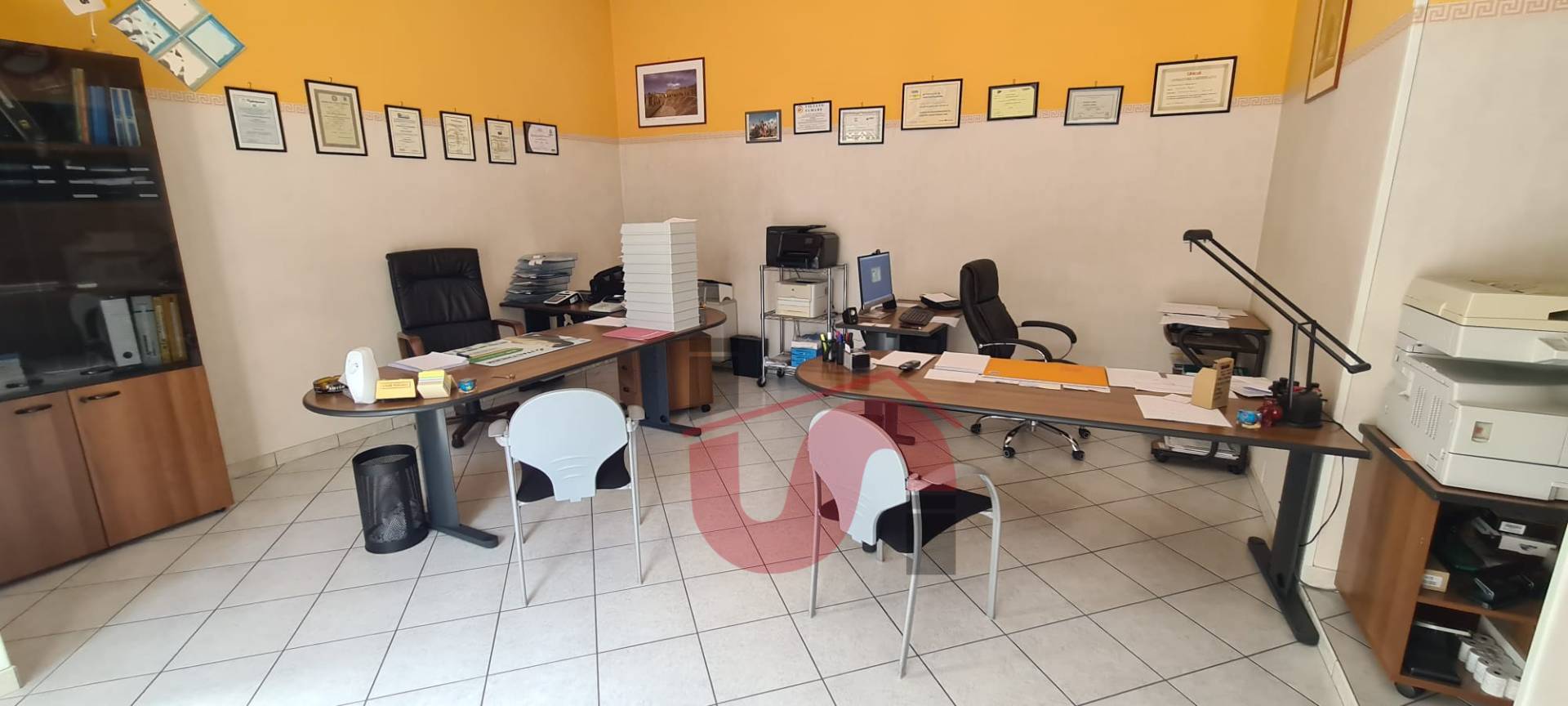 Locale commerciale in vendita a Benevento, Mellusi