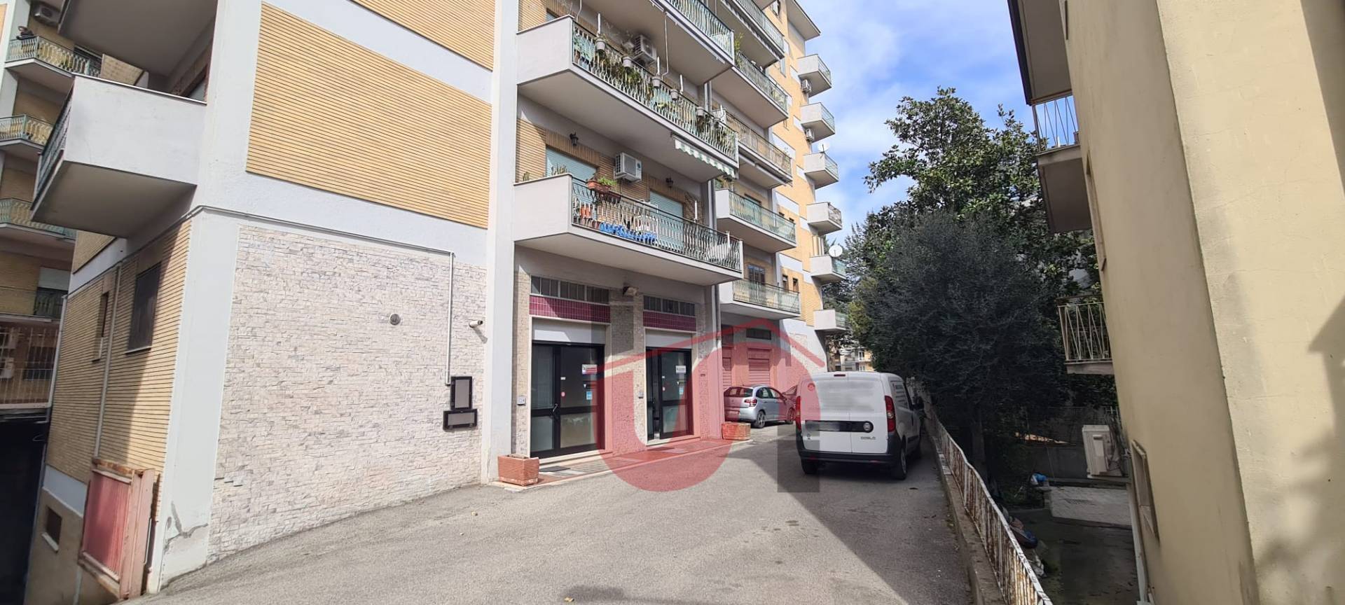 Locale commerciale in vendita a Benevento, Mellusi