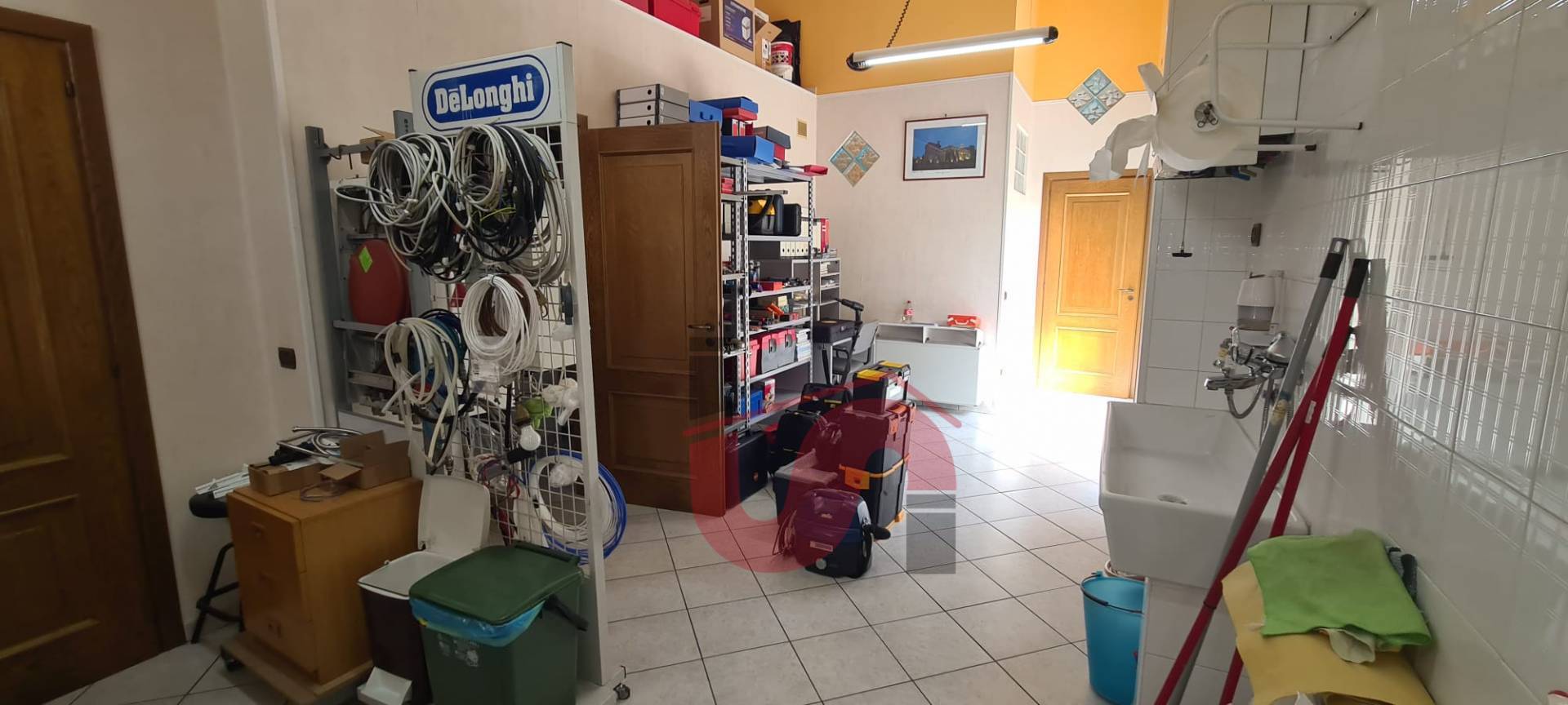 Locale commerciale in vendita a Benevento, Mellusi