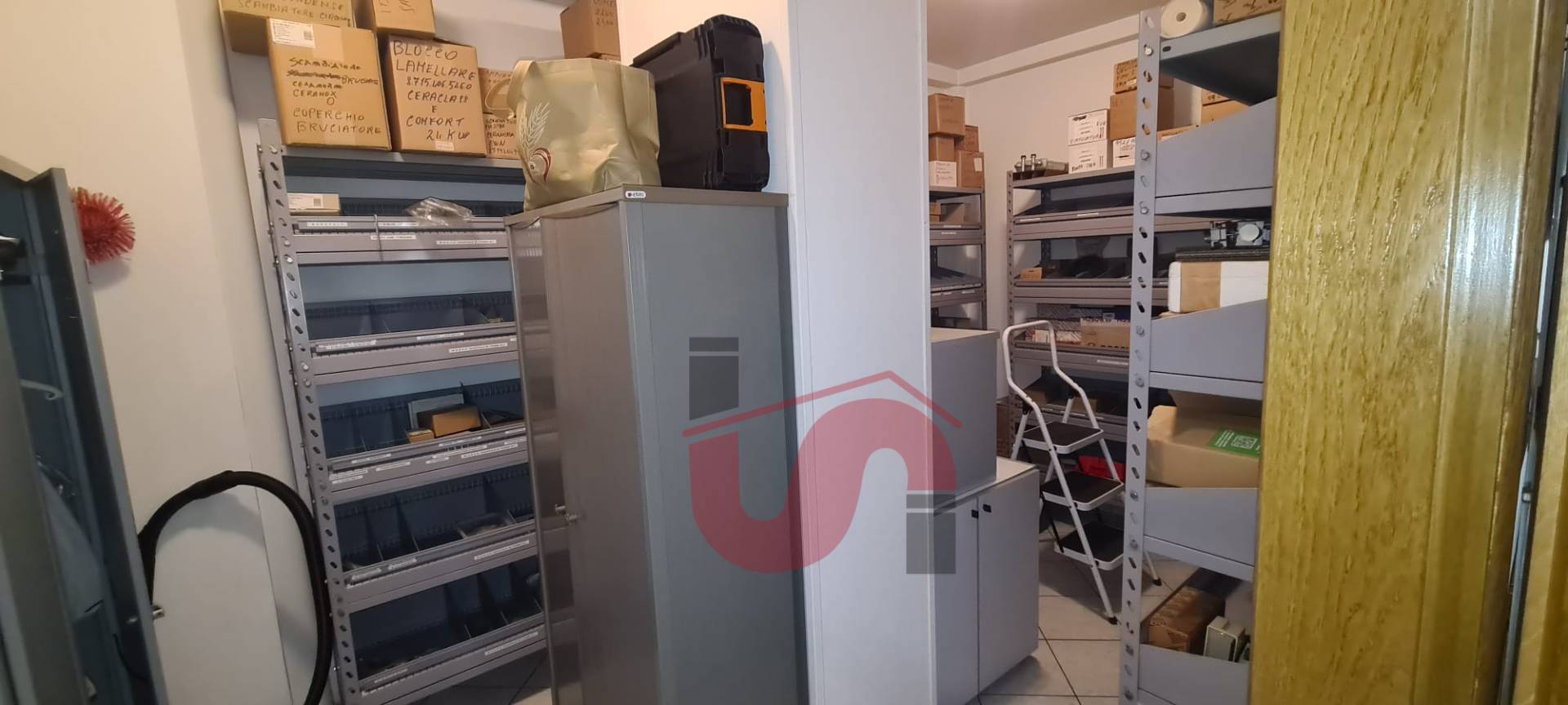 Locale commerciale in vendita a Benevento, Mellusi