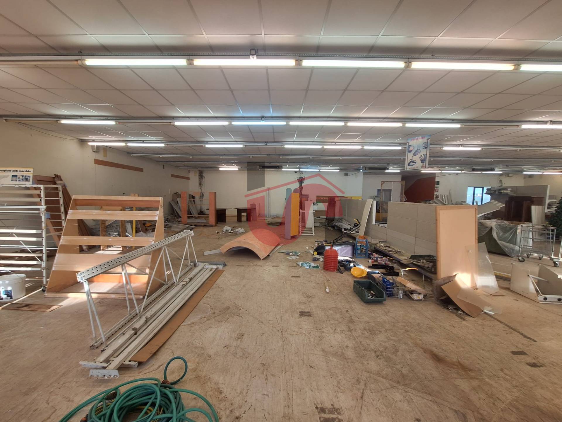 Locale commerciale in vendita a Benevento, CONTRADE