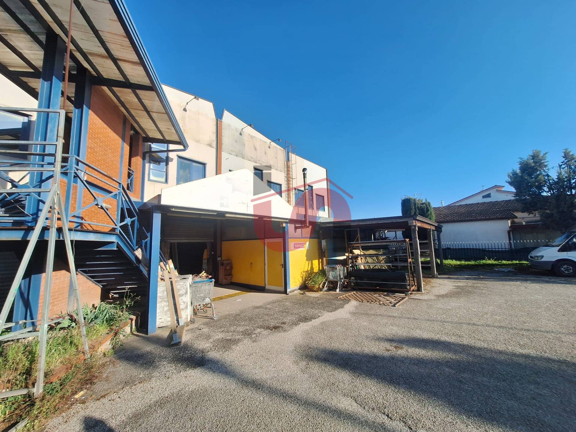 Locale commerciale in vendita a Benevento, CONTRADE