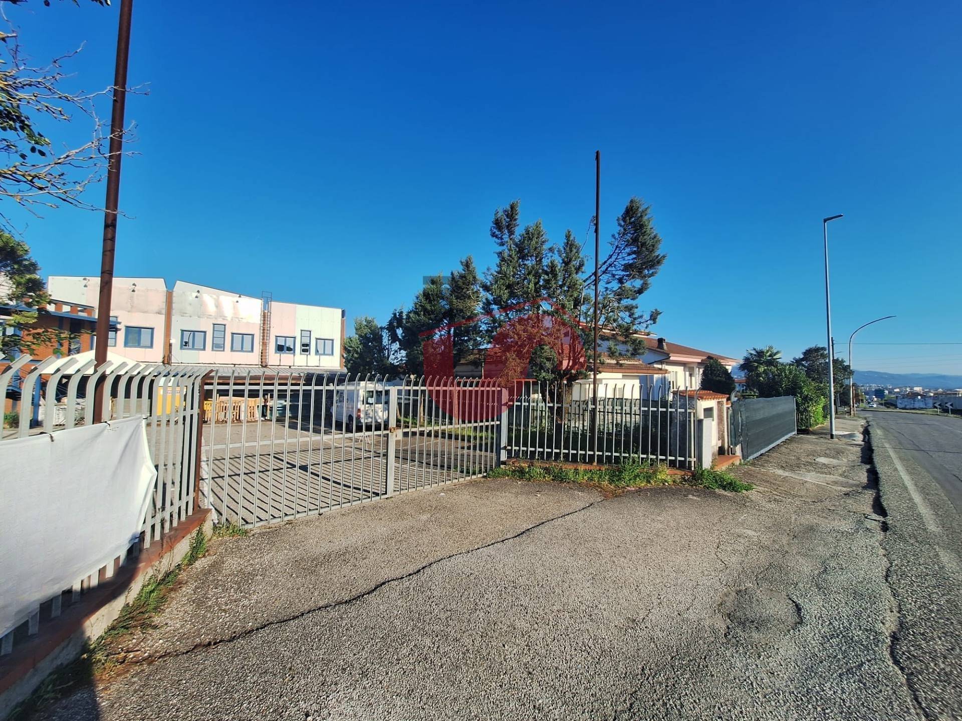 Locale commerciale in vendita a Benevento, CONTRADE