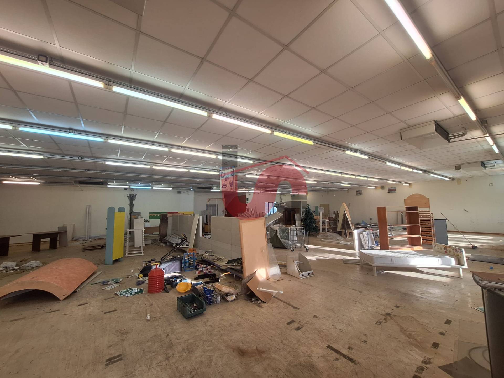 Locale commerciale in vendita a Benevento, CONTRADE