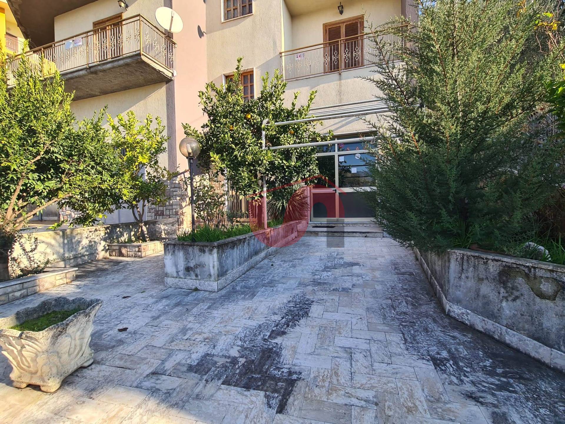 INTERO STABILE in vendita a Foglianise