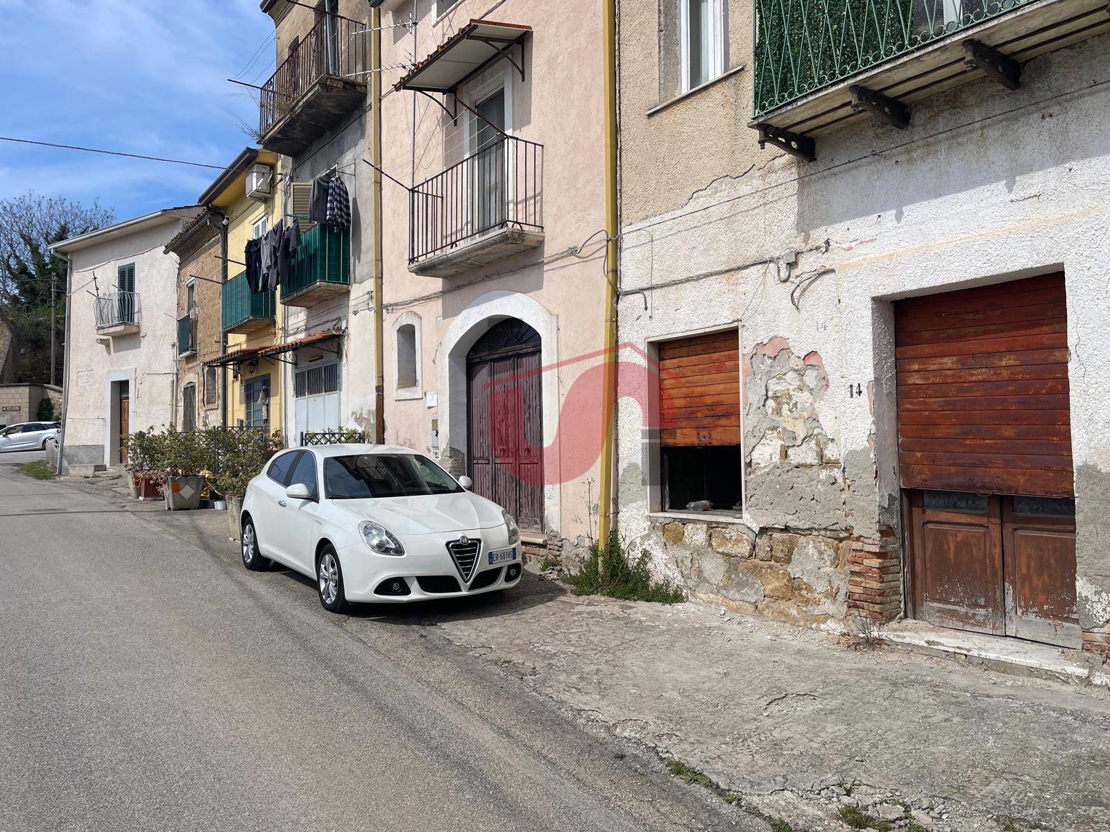 LOCALE PLURIUSO in vendita a Paduli
