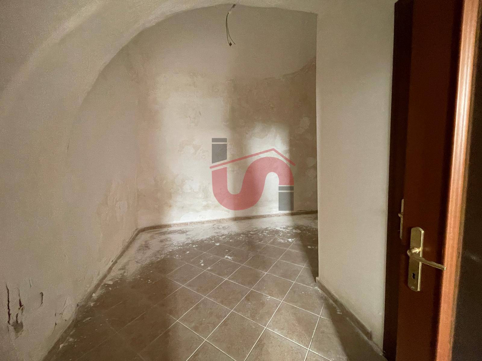 LOCALE PLURIUSO in vendita a Paduli