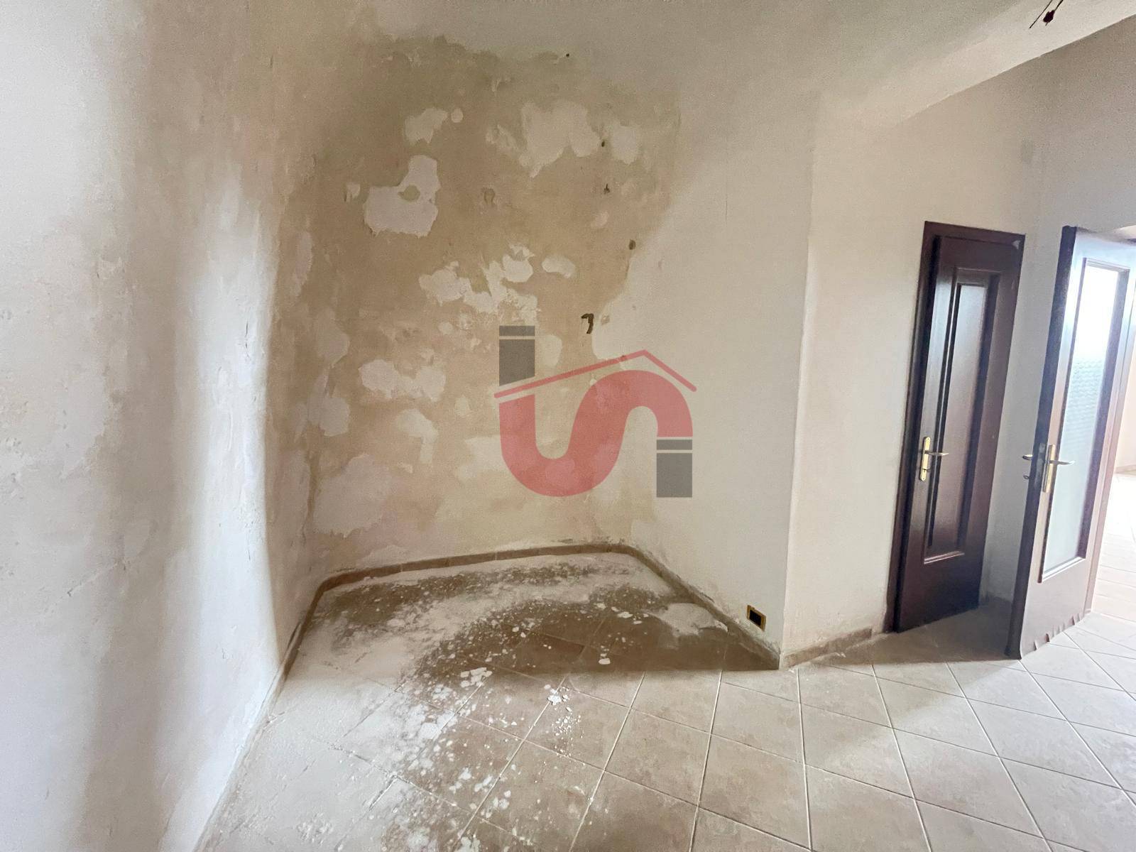 LOCALE PLURIUSO in vendita a Paduli