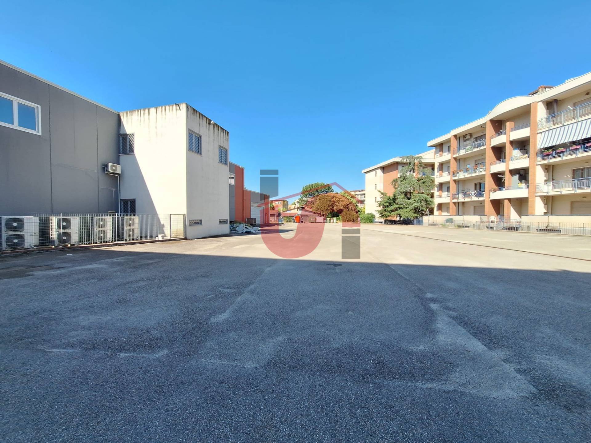 Locale commerciale in affitto a Benevento, Centro