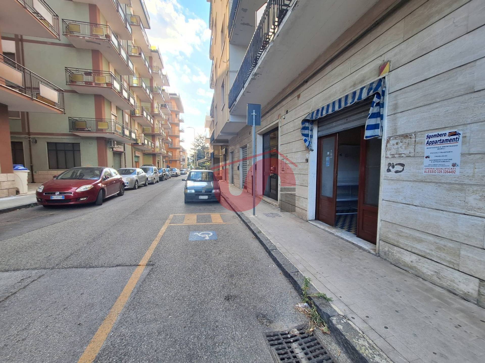 Locale commerciale in vendita a Benevento, Centro