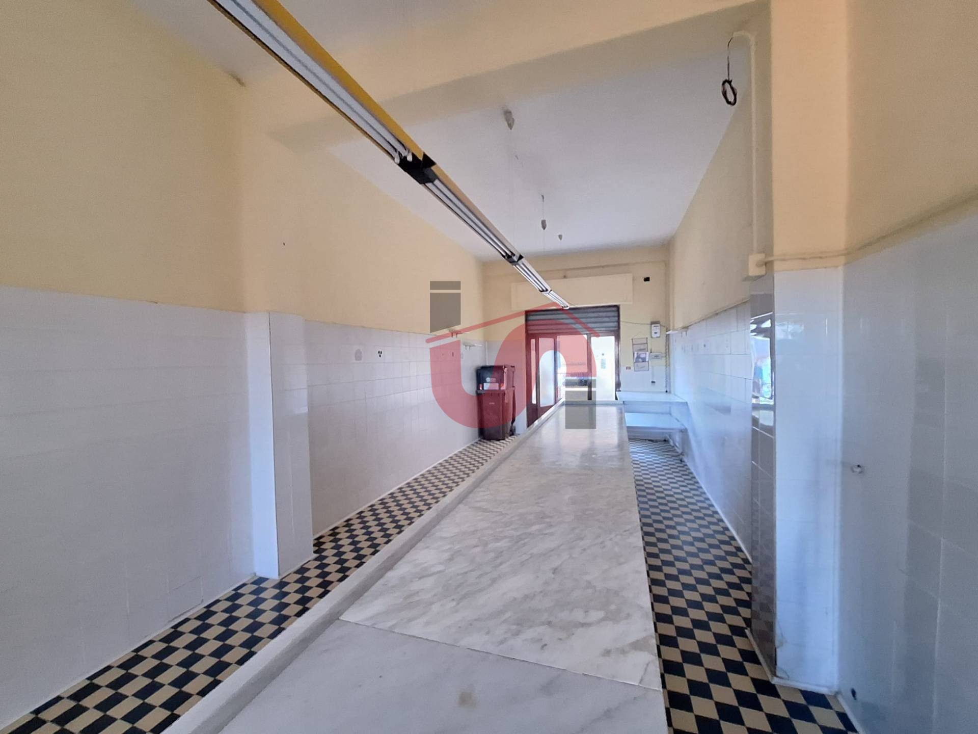 Locale commerciale in vendita a Benevento, Centro