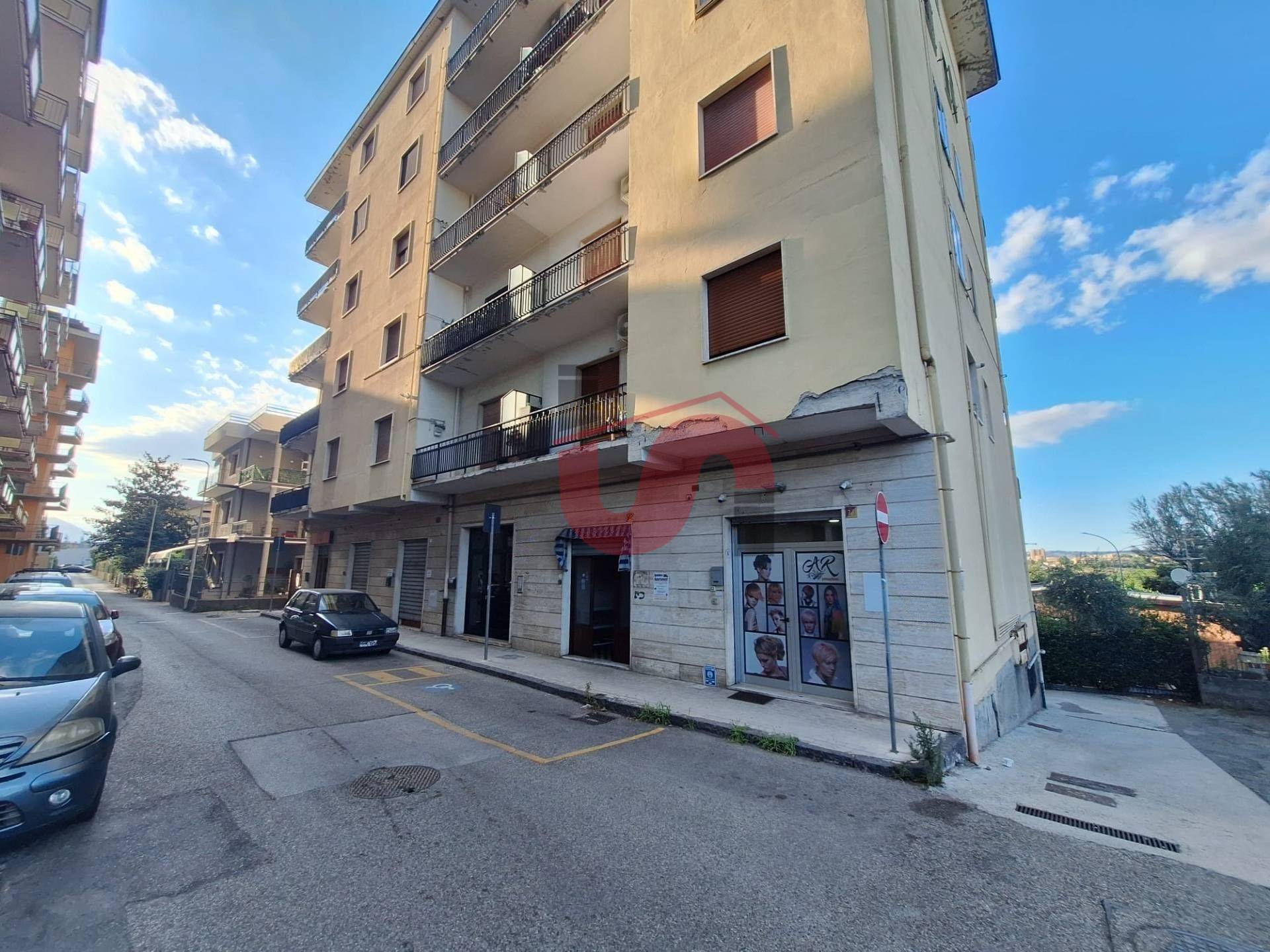 Locale commerciale in affitto a Benevento, Centro