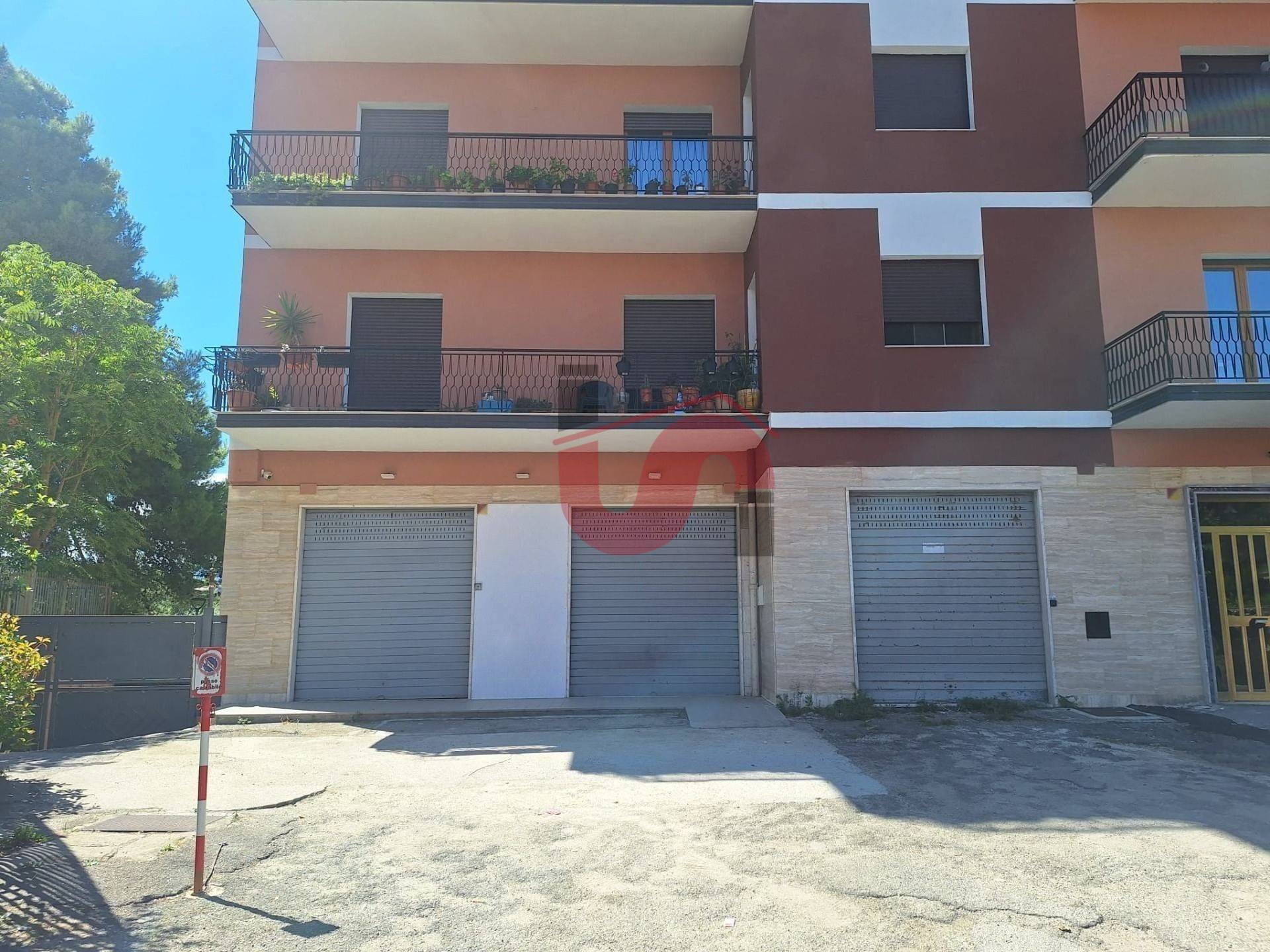 Locale commerciale in vendita a Benevento, Centro