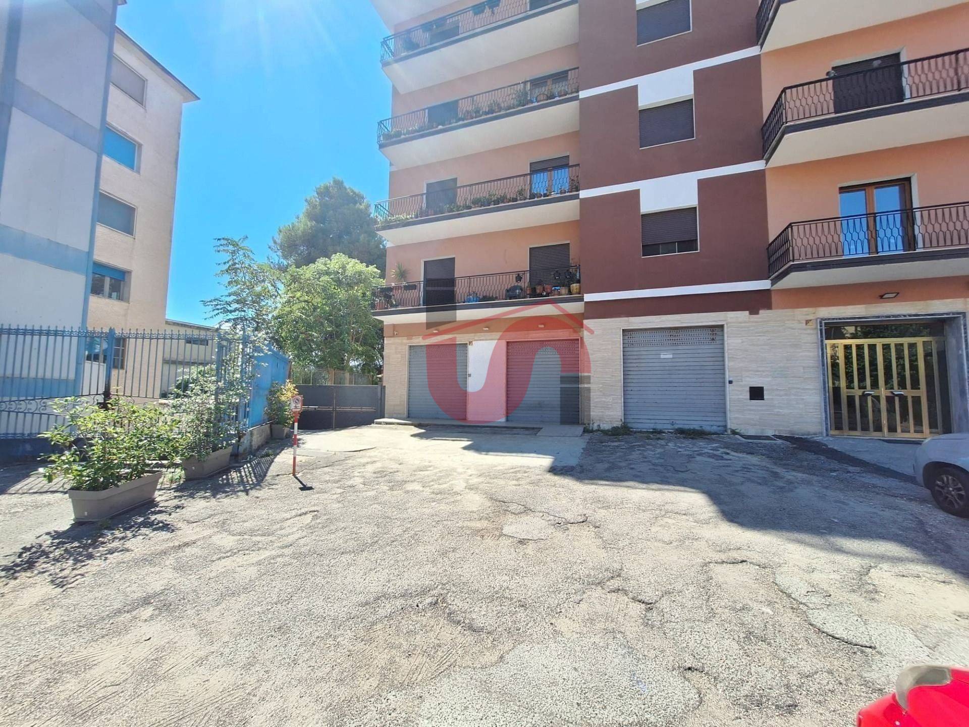 Locale commerciale in vendita a Benevento, Centro