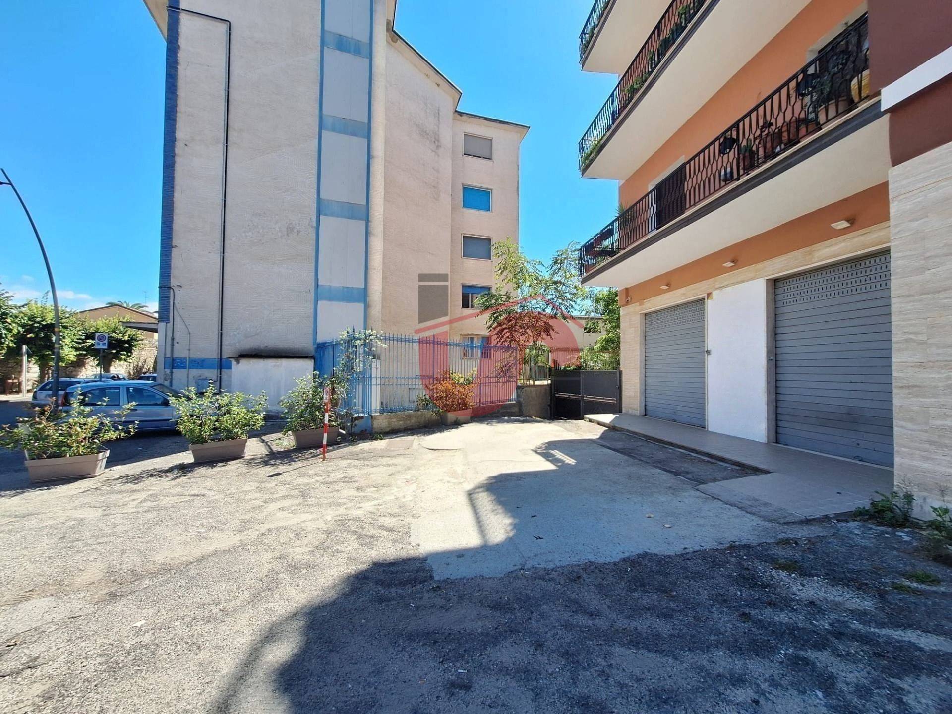 Locale commerciale in vendita a Benevento, Centro