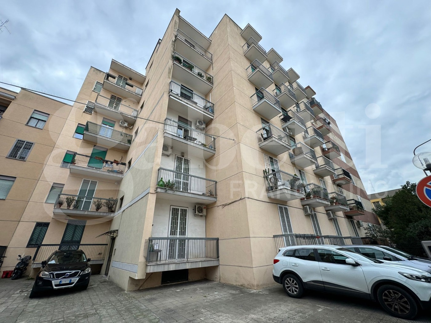 Quadrilocale con box a Bari