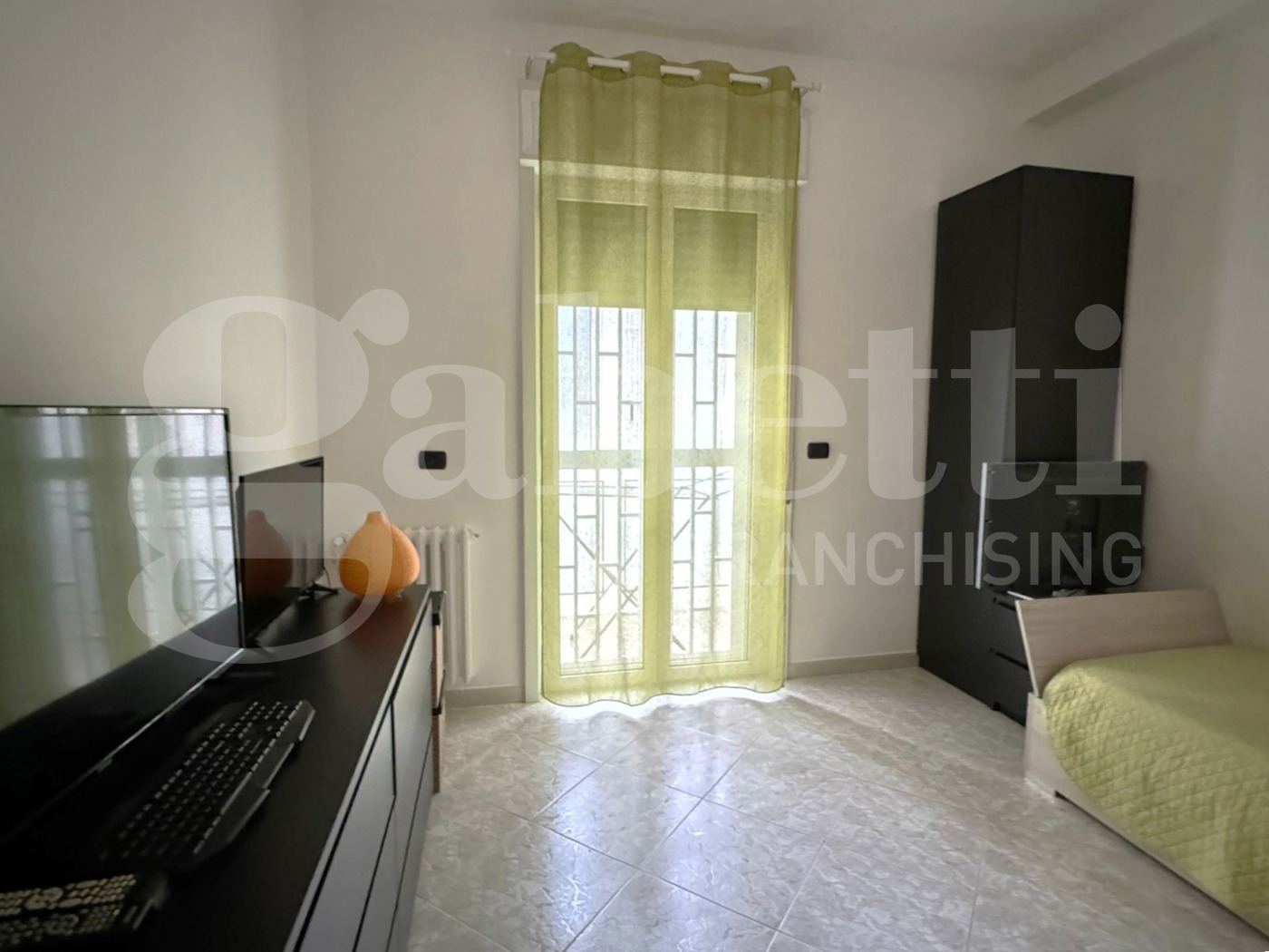 Quadrilocale con box a Bari