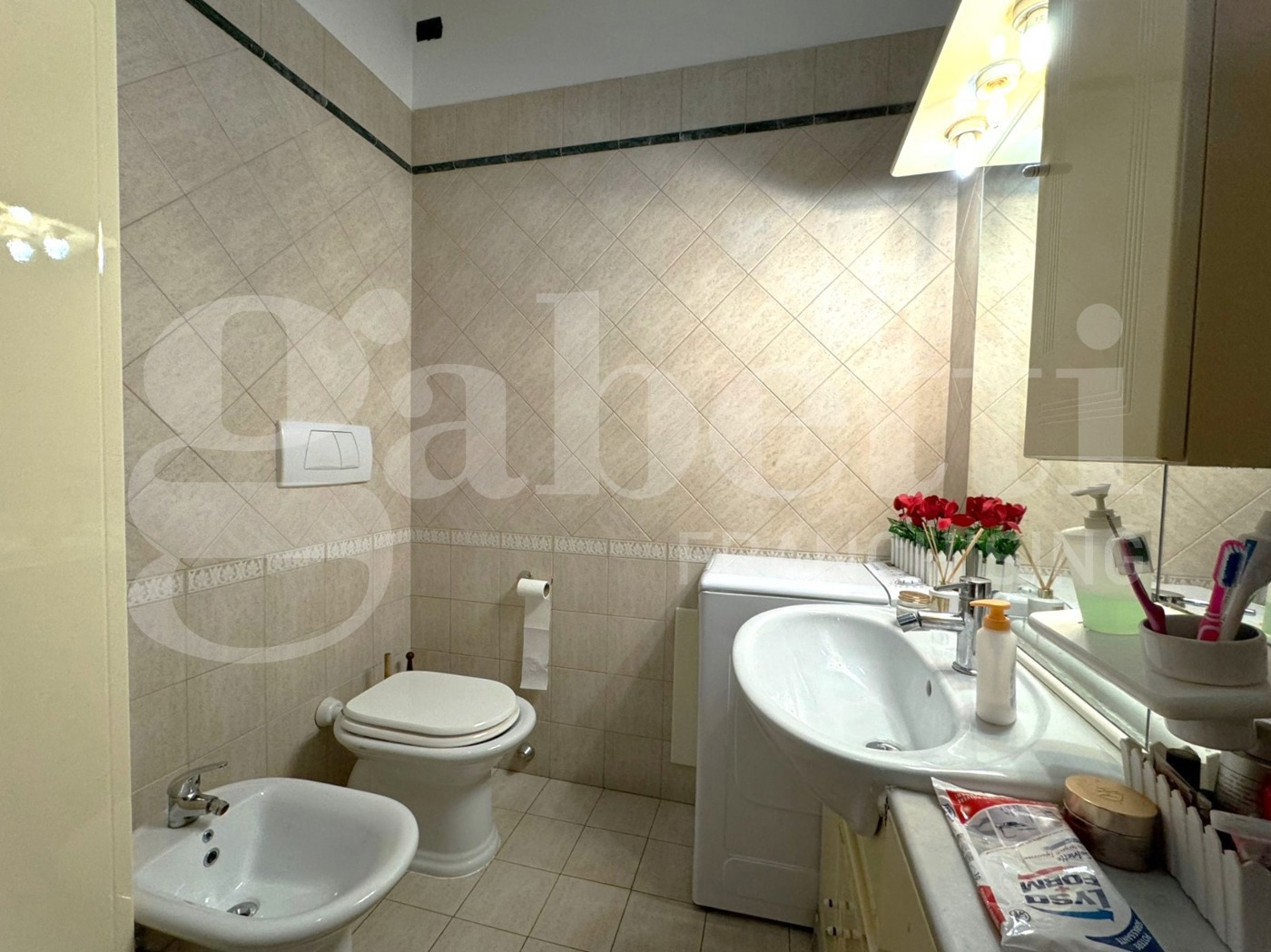 Quadrilocale con box a Bari