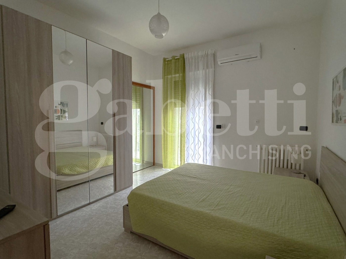 Quadrilocale con box a Bari