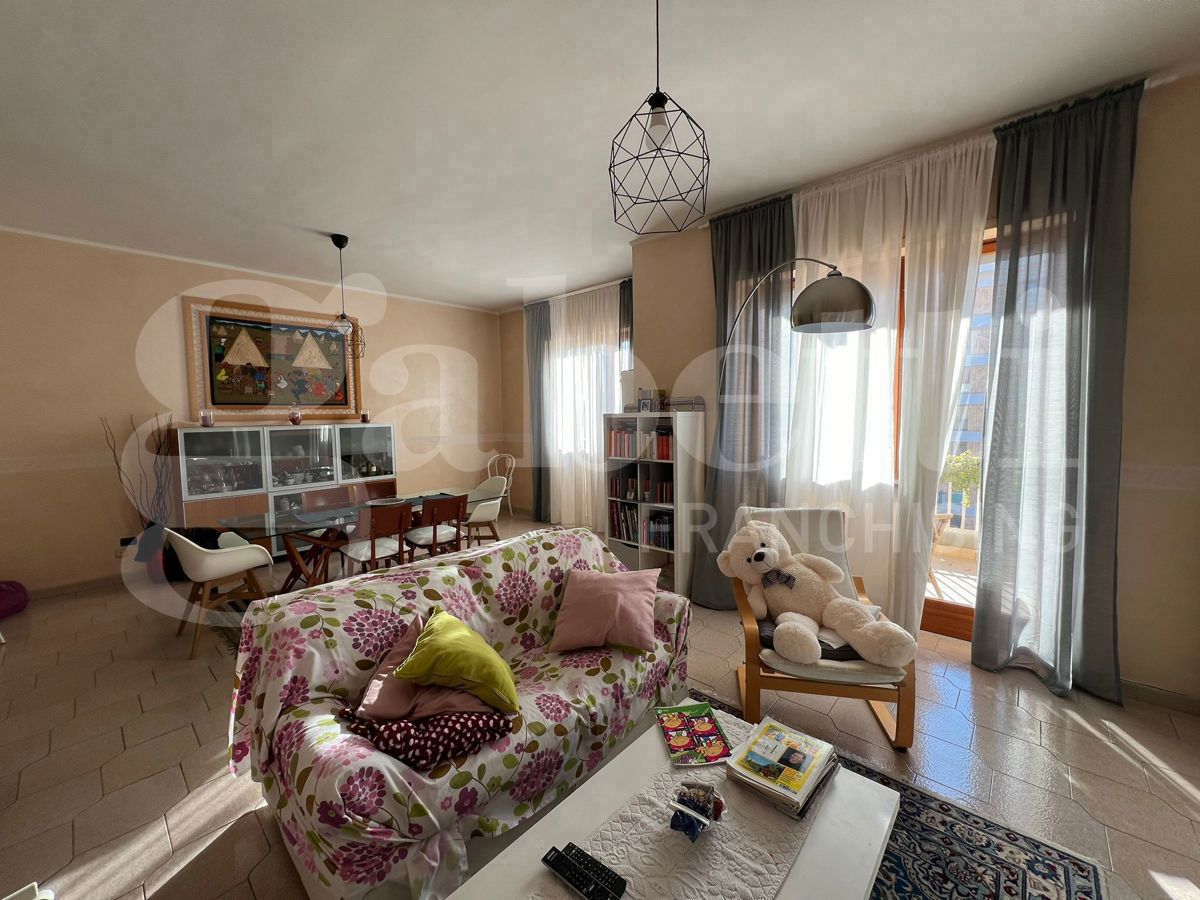 Quadrilocale con box a Bari