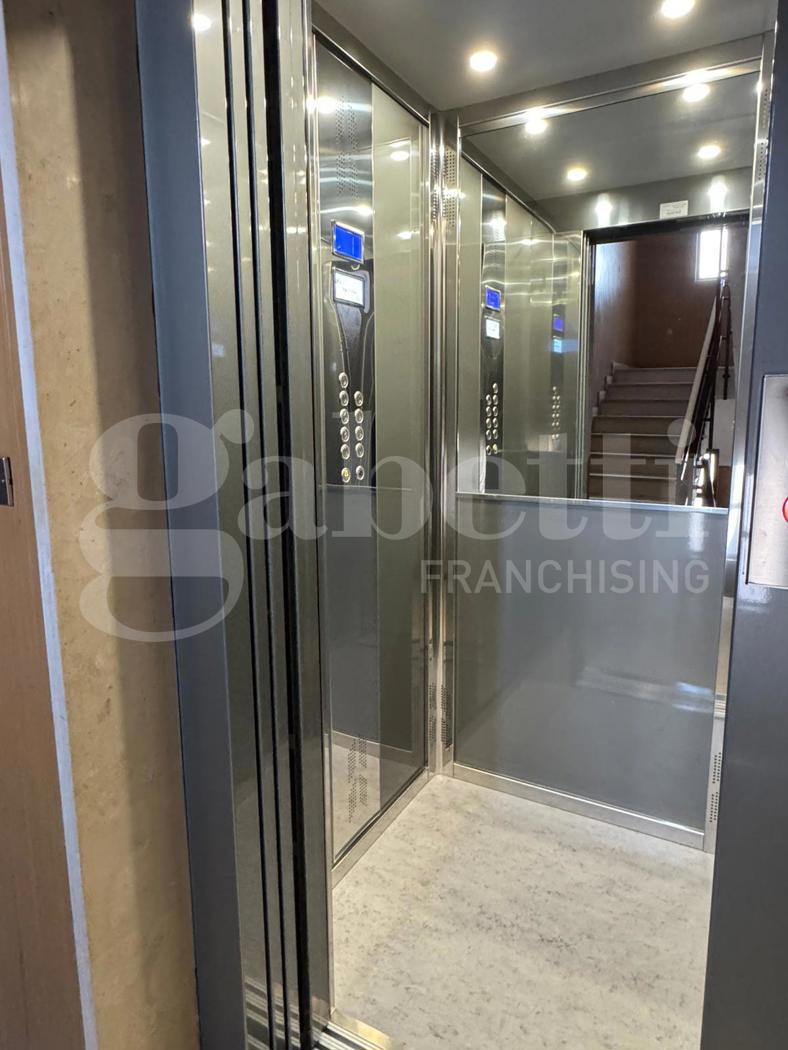 Quadrilocale con box a Bari