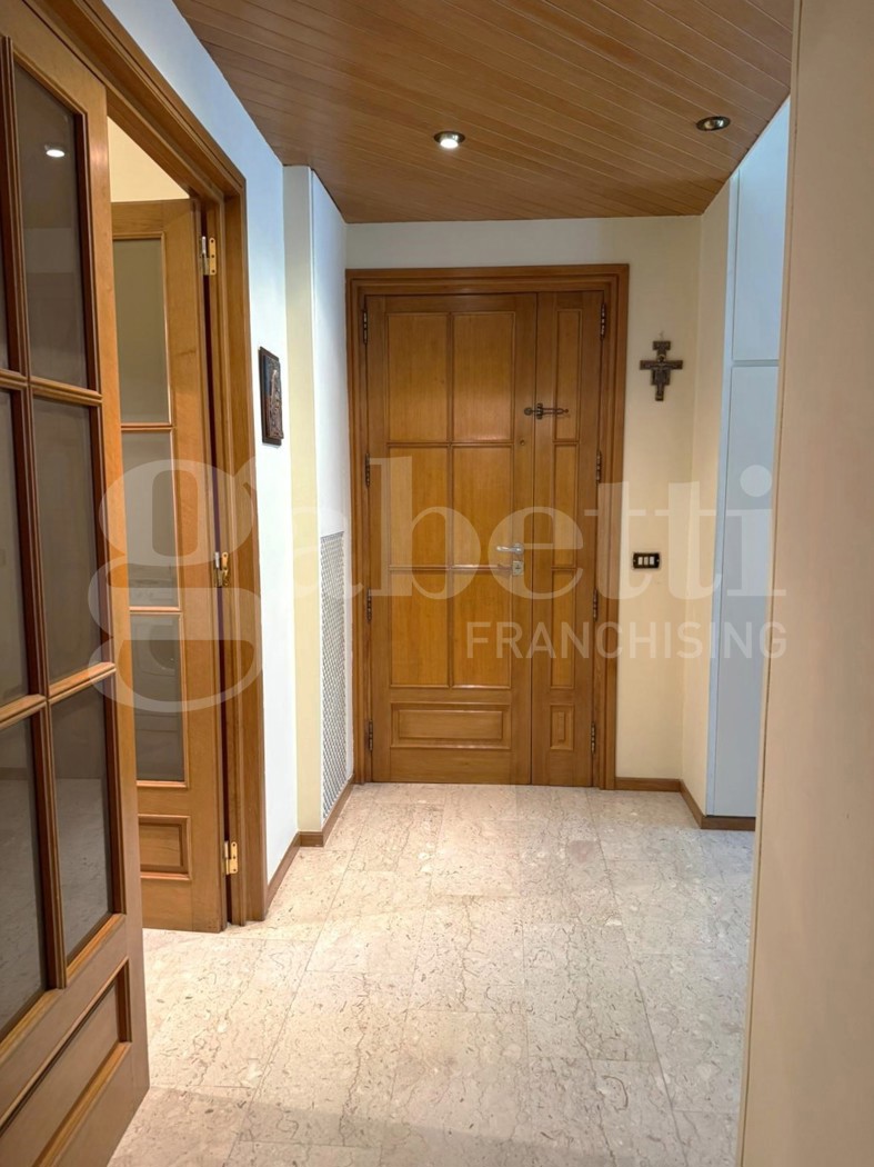 Quadrilocale con box a Bari