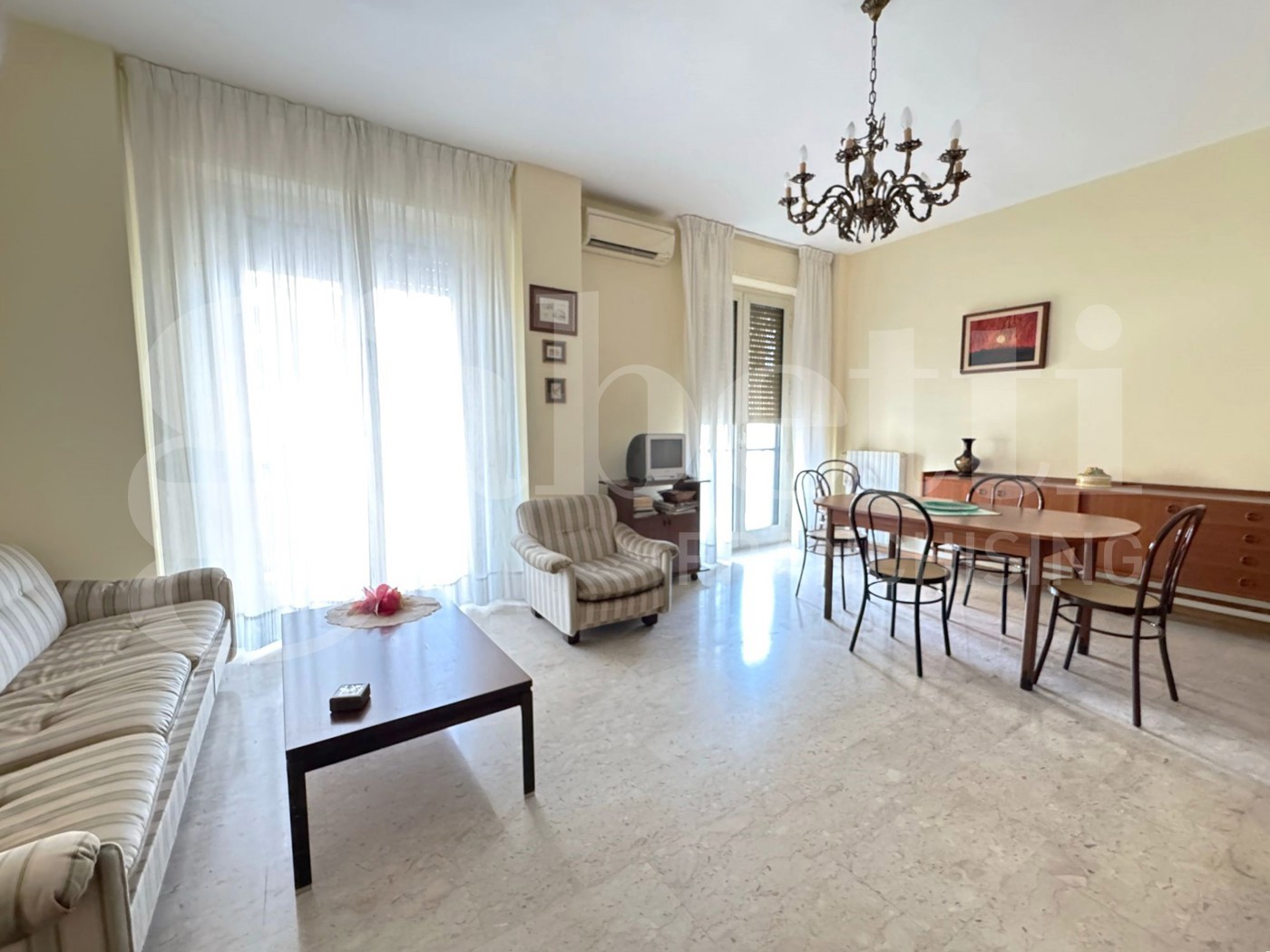 Quadrilocale con box a Bari