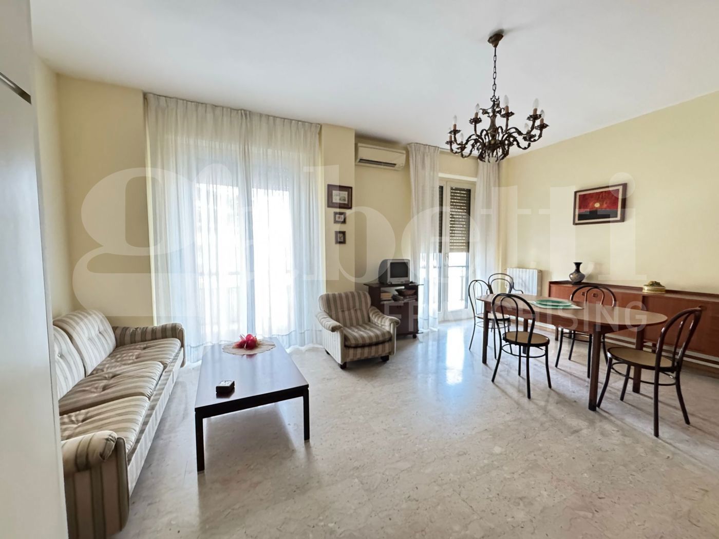 Quadrilocale con box a Bari