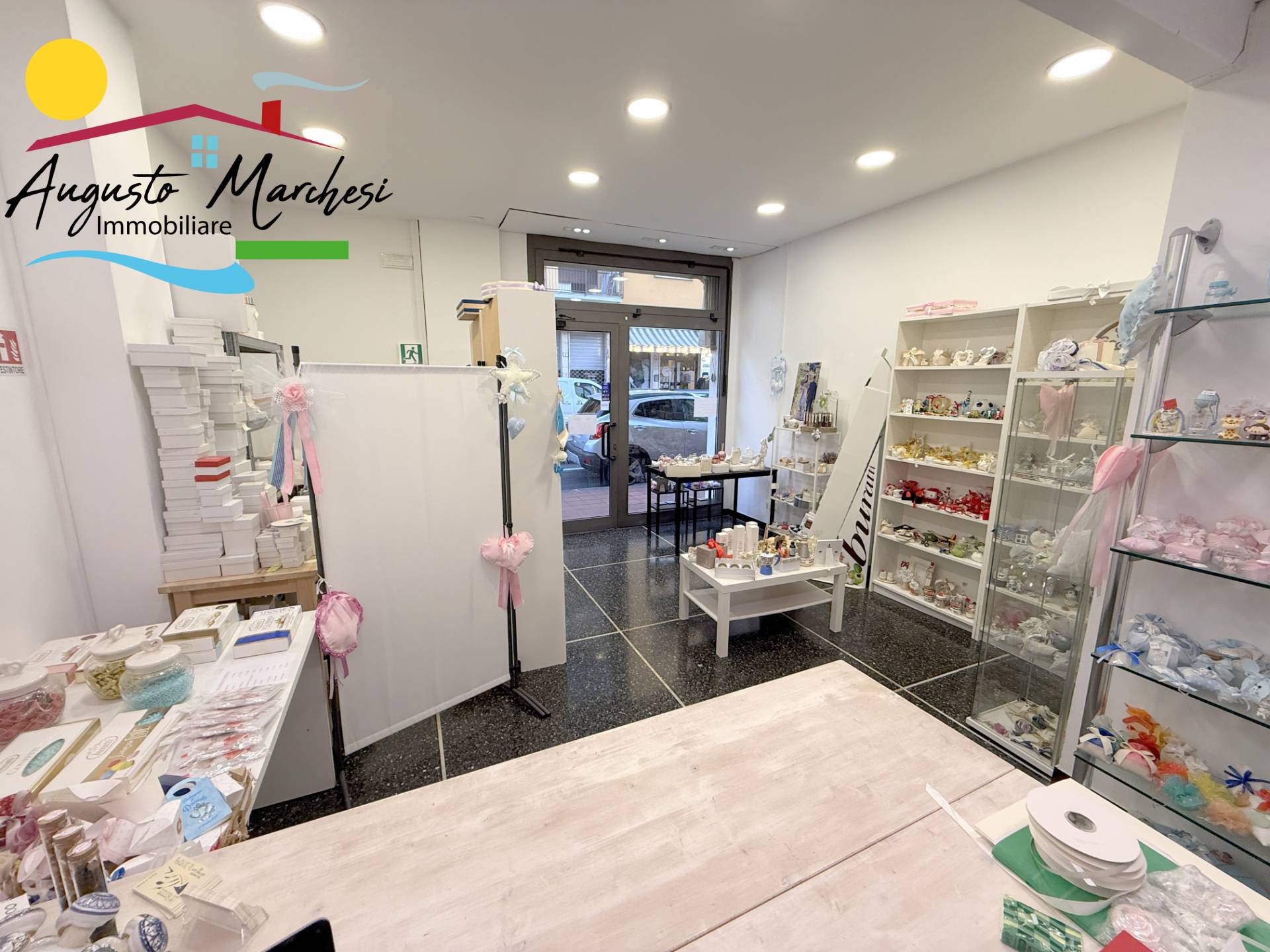 Locale commerciale in affitto a Recco, Centro