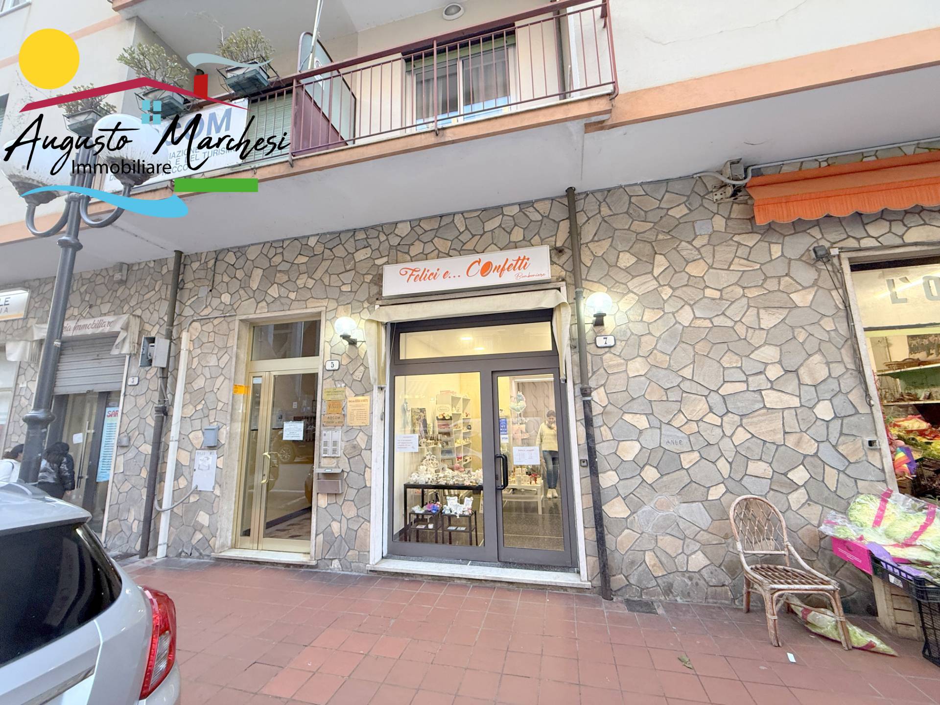 Locale commerciale in affitto a Recco, Centro