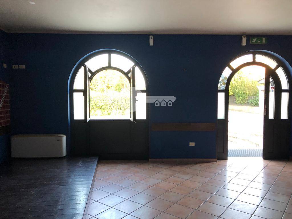 Locale commerciale in affitto a Ghedi