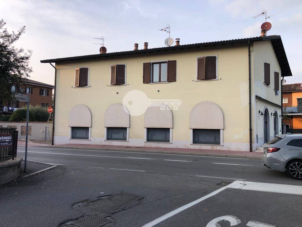 Locale commerciale in affitto a Ghedi