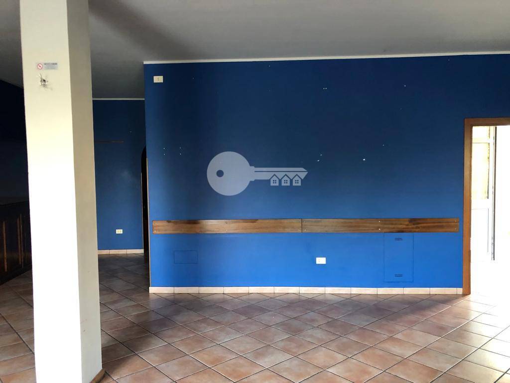 Locale commerciale in affitto a Ghedi