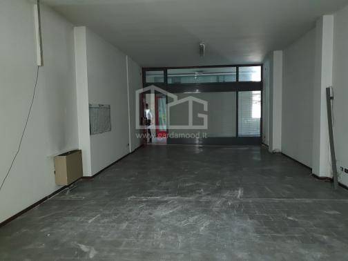 Locale commerciale in vendita a Darfo Boario Terme