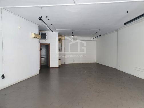 Locale commerciale in vendita a Darfo Boario Terme