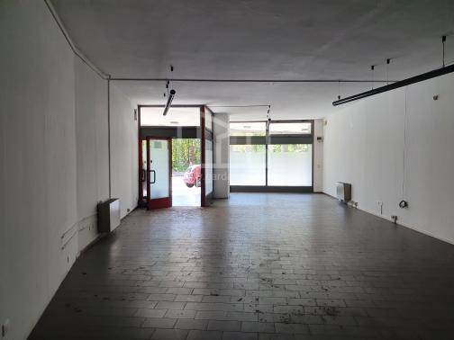 Locale commerciale in vendita a Darfo Boario Terme