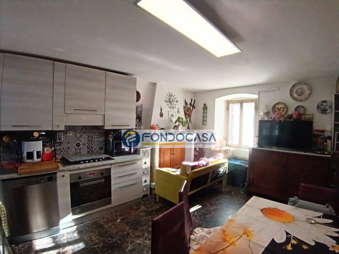 Casa semindipendente in vendita a Carrara, Avenza