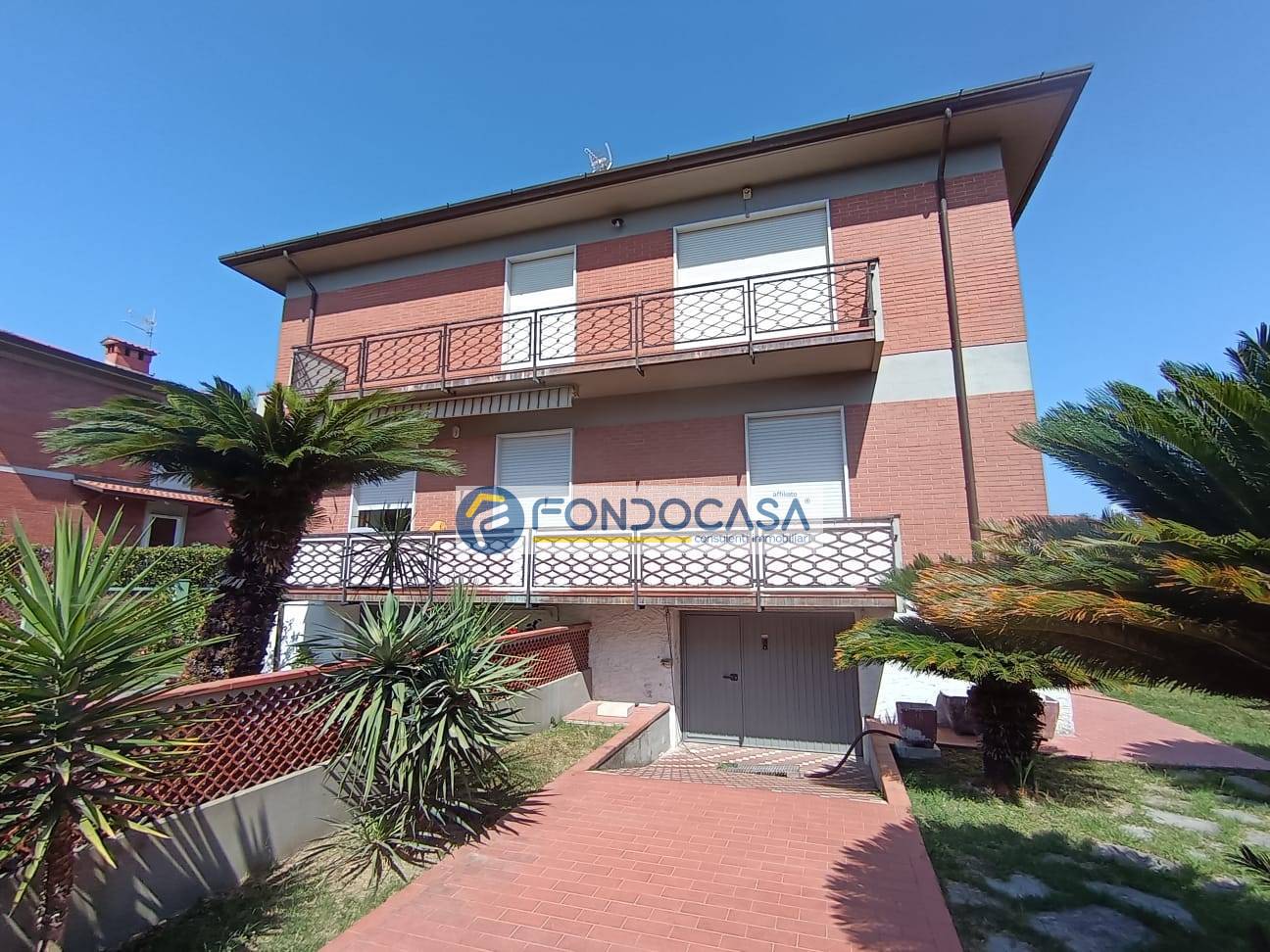 Villa bifamiliare in vendita a Carrara, Marina di Carrara