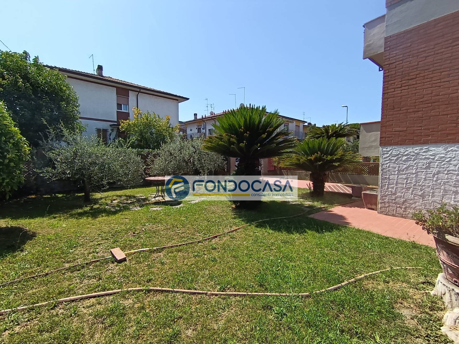 Villa bifamiliare in vendita a Carrara, Marina di Carrara