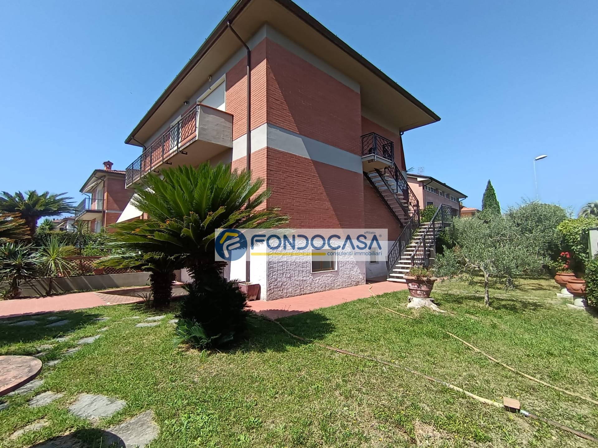 Villa bifamiliare in vendita a Carrara, Marina di Carrara