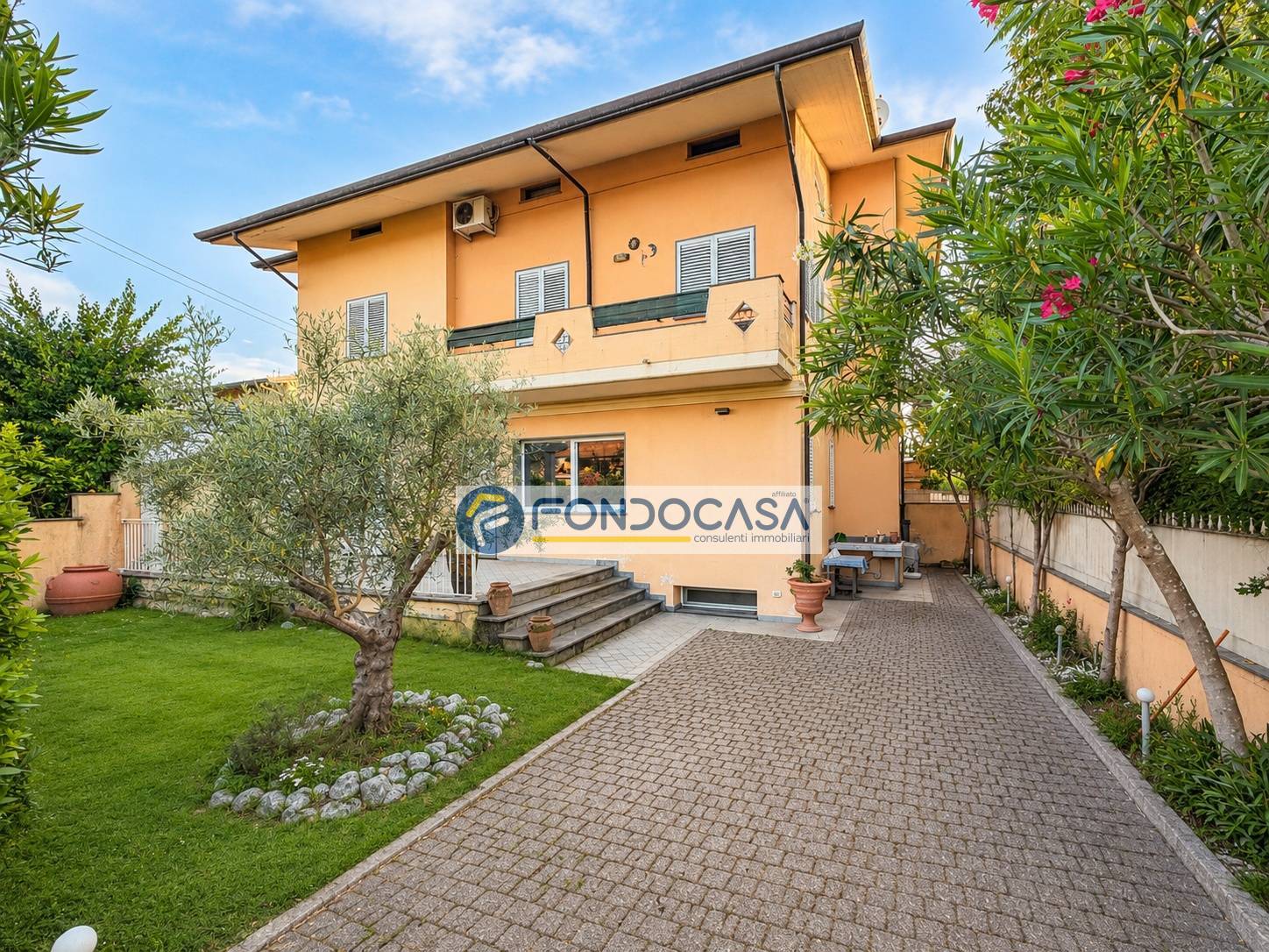 Casa semindipendente in vendita a Montignoso