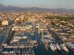 Locale commerciale in affitto a Viareggio, Centro