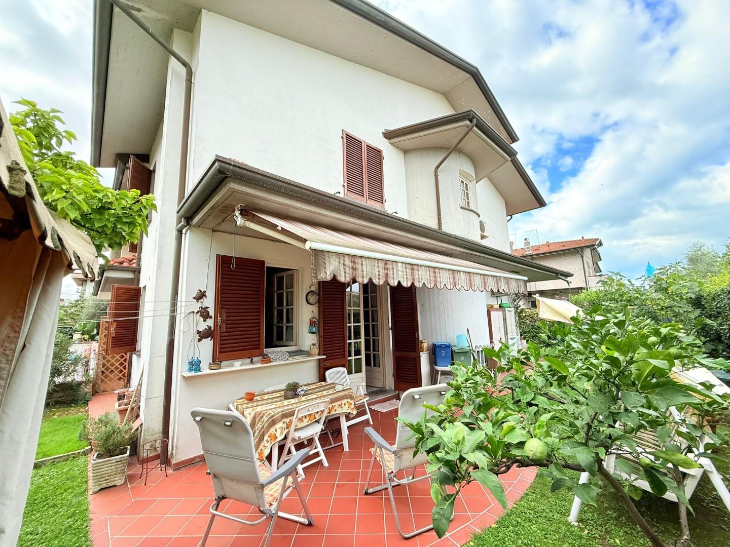 Villa Bifamiliare in vendita, Massa marina di