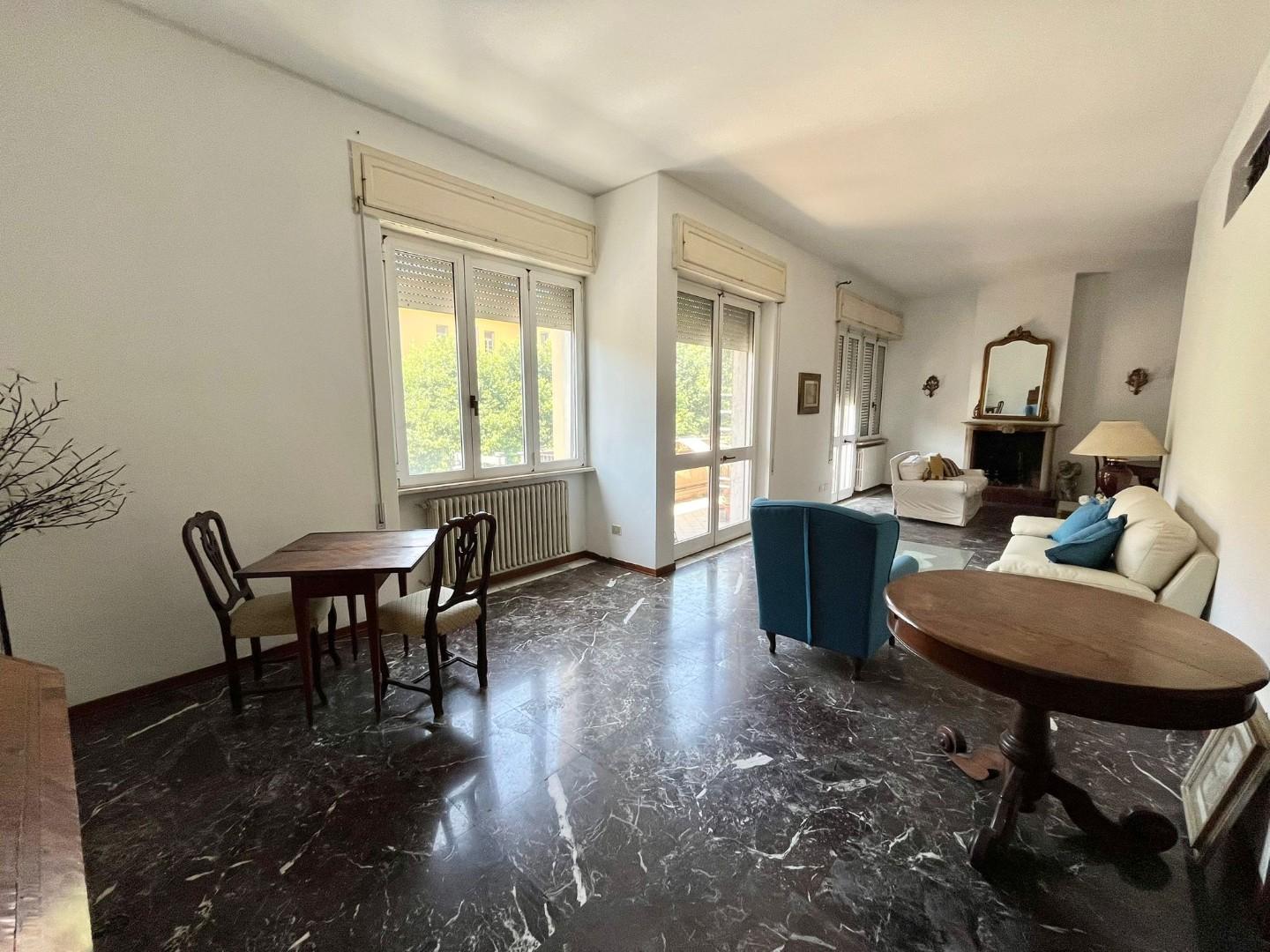 Appartamento con terrazzo, Massa centro