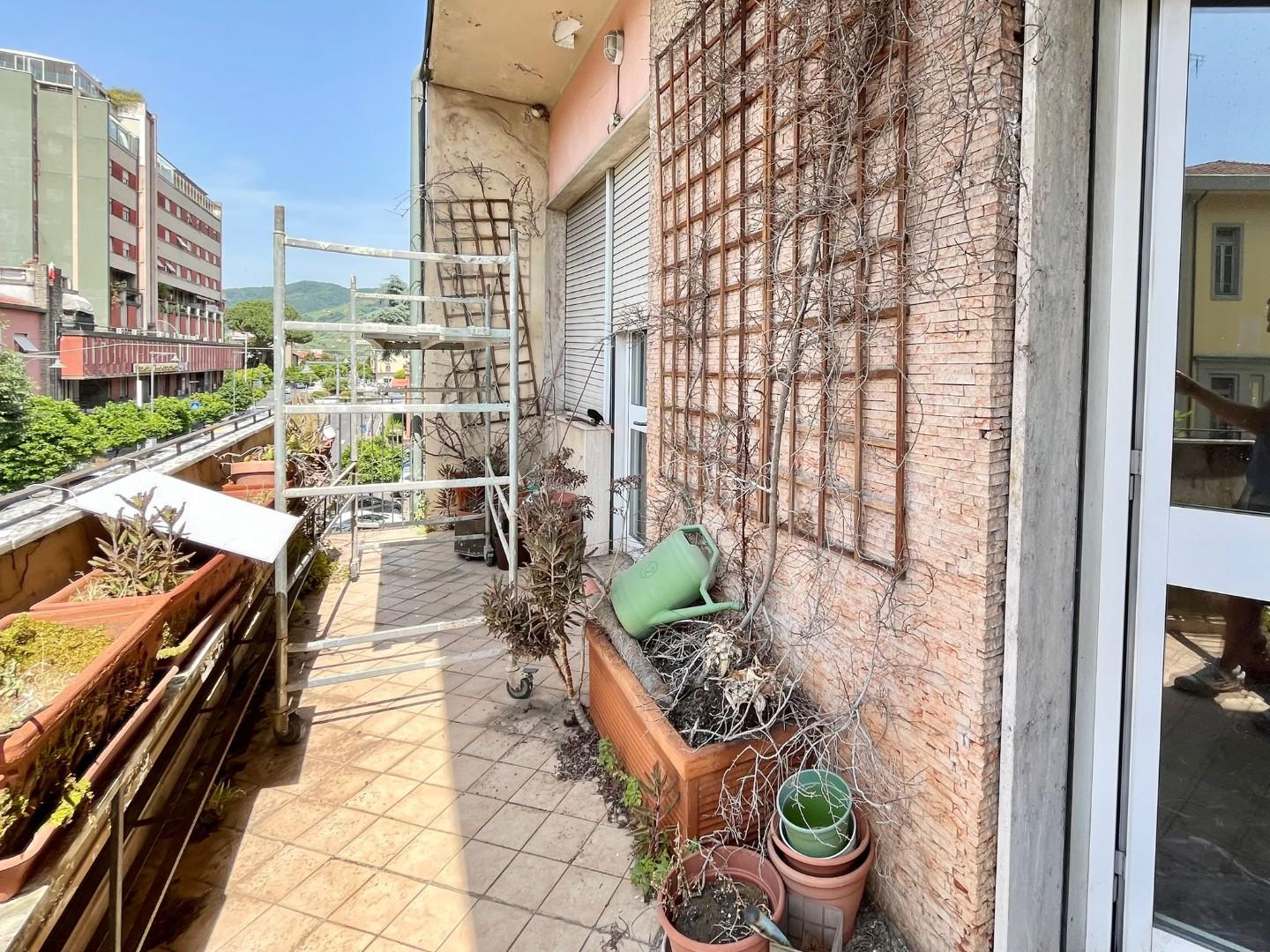 Appartamento con terrazzo, Massa centro