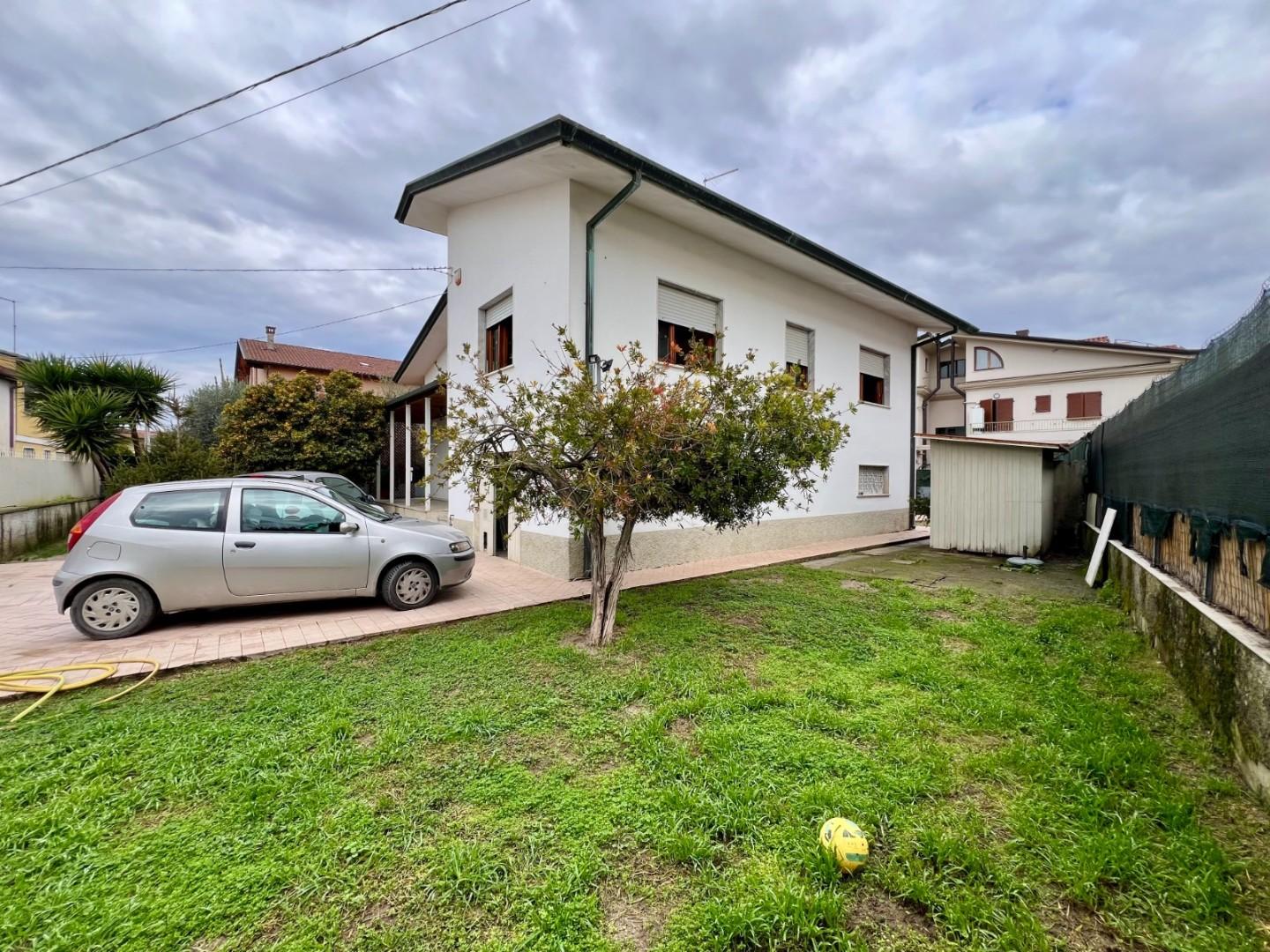 Villa con giardino, Massa marina di