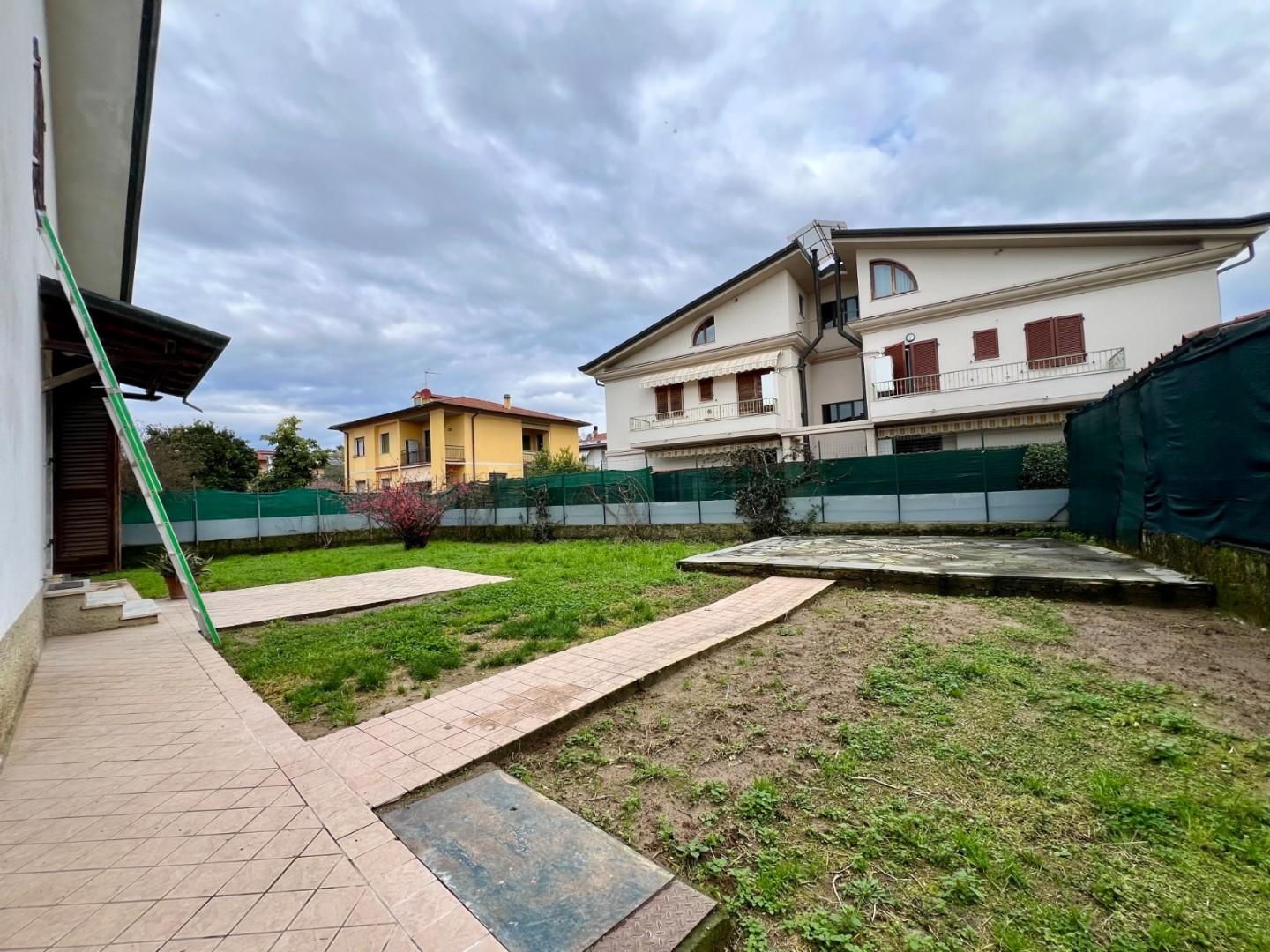 Villa con giardino, Massa marina di