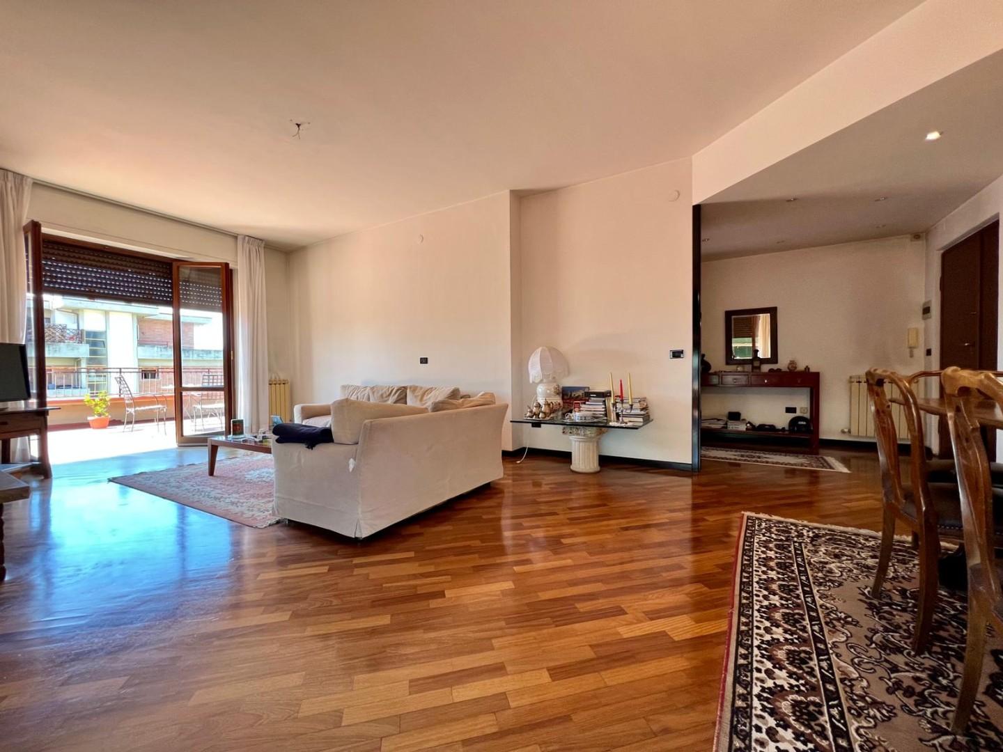 Attico con terrazzo, Massa ronchi